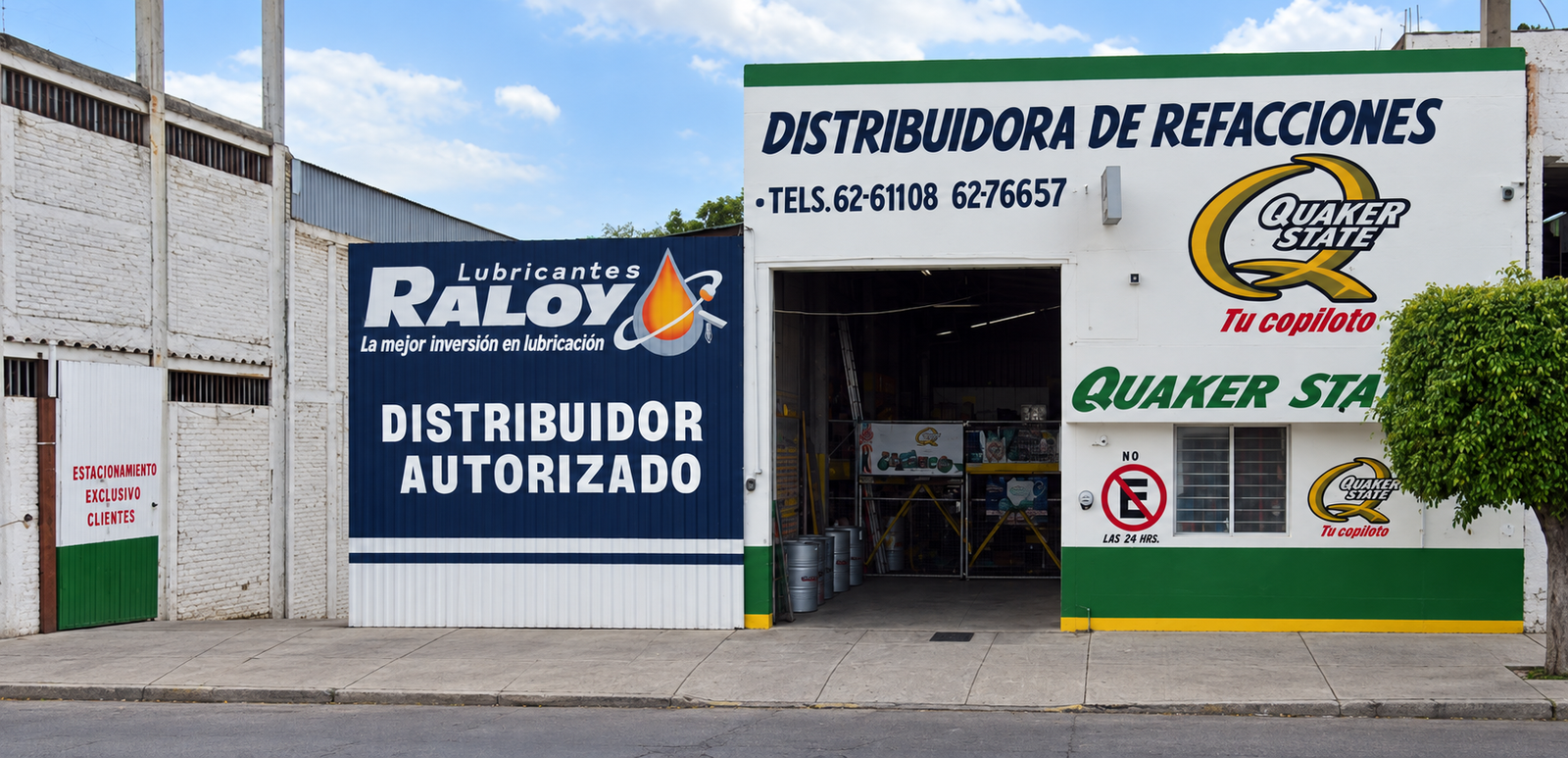 Fachada de Distribuidora de Refacciones en Irapuato; imagen retocada para retirar vehículos y cables